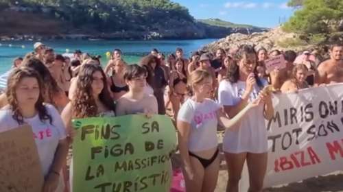 Ίμπιζα: Διαδηλωτές "κατέλαβαν" παραλία στη μάχη για τον υπερτουρισμό - "Όπου κι αν κοιτάξεις, είναι όλοι τουρίστες"