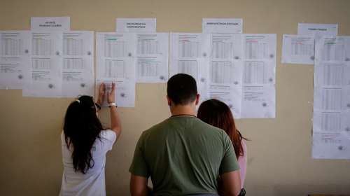 Πανελλαδικές: Εδωσαν λάθος θέματα, σε υποψηφίους των ΕΠΑΛ- Πώς θα βαθμολογηθούν, πώς αντιδρούν οι γονείς