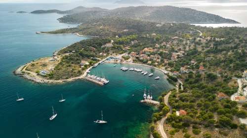 Το μικρό, άγνωστο νησί με το 100% πληρότητας κάθε καλοκαίρι