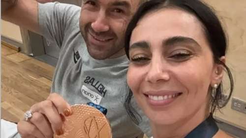Η Ολυμπία Χοψονίδου όπως δεν την έχουμε ξαναδεί: Με φαρδιά βερμούδα, ψηλές κάλτσες και μοκασίνια