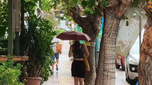 Καιρός: Δυνατή μπόρα αυτή την ώρα στην Αθήνα - Σε ποιες περιοχές βρέχει έντονα