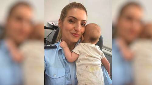 Αστυνομικός έκανε την... baby sitter μέχρι να βγάλει η μητέρα διαβατήριο στο μωρό της - Η αγκαλιά που συγκίνησε