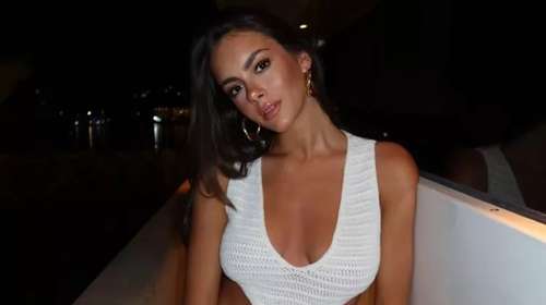 Η Νταίζη Νίκα με maxi baby blue φόρεμα στη Σίφνο μαζί με τον αδερφό της, Παναγιώτη