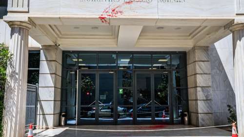 Επίθεση κουκουλοφόρων στο Διοικητικό Εφετείο Αθηνών - Εριξαν μπογιές, έσπασαν τζάμια [εικόνες]