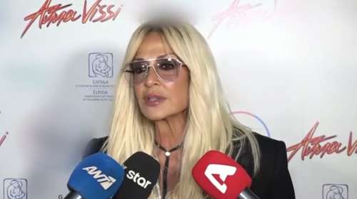 Άννα Βίσση: Το άνετο look της με εμπριμέ σετ και "άσχημα" sneakers στο Τόκιο