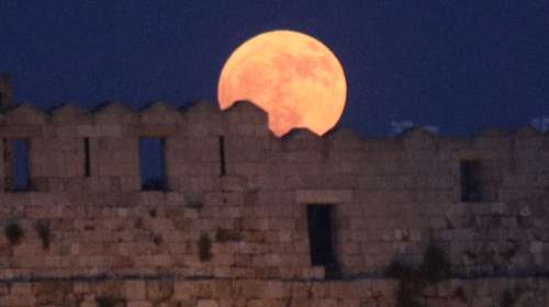 Πανσέληνος της Φράουλας:  Πότε θα την απολαύσουμε στον αττικό ουρανό - Οι ιδιαίτεροι συμβολισμοί
