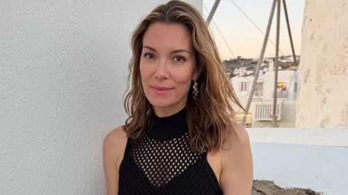 Μαύρο φόρεμα δίχτυ και διαφανή πέδιλα: Πώς τα φόρεσε η Βίκυ Καγιά