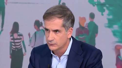 "Ο κόσμος το 'χει τούμπανο κι εμείς κρυφό καμάρι": Το "καρφί" του Κώστα Μπακογιάννη περί αλαζονείας της κυβέρνησης.