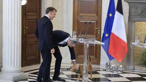 Η συνάντηση εκτός πρωτοκόλλου του Εμανουέλ Μακρόν με τον "διπλωμάτη" του Μαξίμου: Τα χάδια και τα γλυκόλογα στον Πίνατ