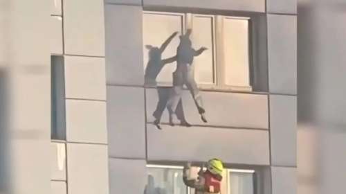 Βερολίνο: Δραματική διάσωση γυναίκας από φλεγόμενο κτήριο - Πήδηξε από παράθυρο και την έπιασε πυροσβέστης [βίντεο]
