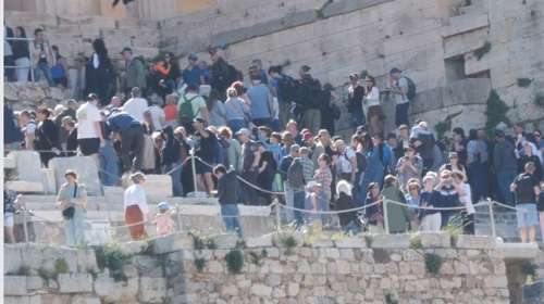 Κοσμοσυρροή στην Ακρόπολη: "Πλημμύρισαν" οι αρχαιολογικοί χώροι λόγω ελεύθερης εισόδου για τη Διεθνή Ημέρα Μνημείων