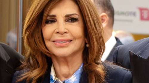 Μιμή Ντενίση: Chic στα φλοράλ στη Θεσσαλονίκη