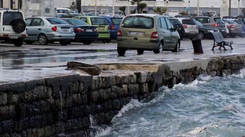 Δεν κατάφερε να δέσει στο λιμάνι της Άνδρου  το "Super Star" λόγω ισχυρών ανέμων