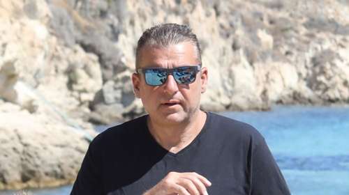 Στις Κυκλάδες με τους γιους του ο Γιώργος Λιάγκας: Η εμφάνιση σε κοσμοπολίτικη πλαζ της Μυκόνου