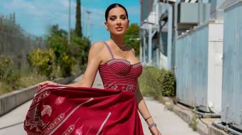 Η Σταματίνα Τσιμτσιλή με τη φούστα με κρόσσια που είναι υπέροχη για τους γάμους της σεζόν