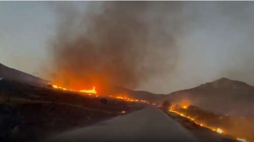 Φωτιά στον Αθερινόλακο Σητείας: Στο νοσοκομείο με εγκαύματα δύο πυροσβέστες - Οι φλόγες πέρασαν στο εργοστάσιο της ΔΕΗ