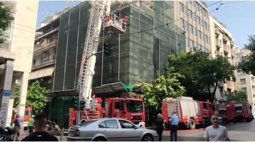 Οριοθετήθηκε η φωτιά σε εγκαταλελειμμένο κτίριο στο κέντρο της Αθήνας [βίντεο]