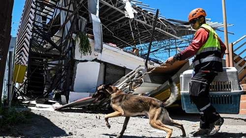 Σεισμός στις Φιλιππίνες: "Η μόνη μου επιθυμία είναι να τον ανασύρουν σήμερα" - Συνεχίζονται οι έρευνες για επιζώντες