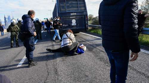 Τι καταγγέλλει αγροτοσυνδικαλιστής για τα επεισόδια: Αξιωματικός με έπιασε από τον λαιμό, έχω σπασμένα πλευρά
