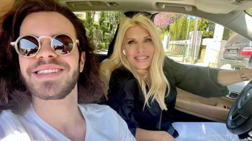 Ο Άγγελος Λάτσιος μαζεύει φρέσκιες ντομάτες στον καταπράσινο κήπο του Onar