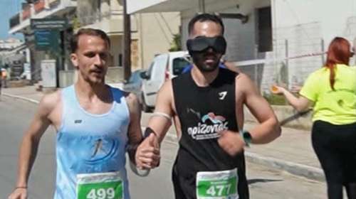 Σπάνιο κατόρθωμα στα Χανιά: Ο πρώτος Έλληνας που έτρεξε Μαραθώνιο με δεμένα μάτια - Λίγοι το έχουν καταφέρει