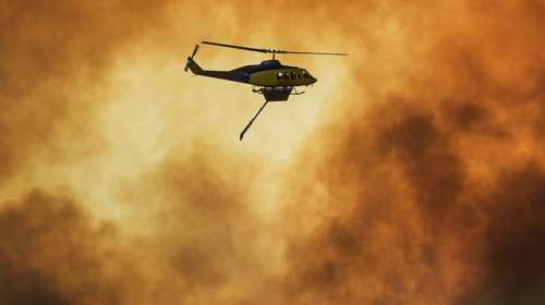 Βαθιά θλίψη και τιτάνια μάχη με τις φλόγες: Τι γράφουν τα διεθνή ΜΜΕ για την τραγωδία με τα ελικόπτερα στην Ψάθα