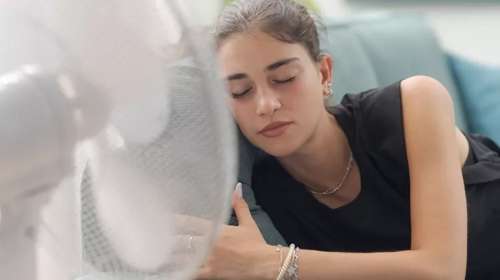 Γιατρός προειδοποιεί: Τι παθαίνει το σώμα σου όταν κοιμάσαι με τον ανεμιστήρα ανοιχτό