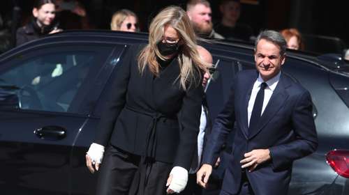 Μαρέβα Γκραμπόσφκι: Με επιδέσμους στα χέρια στην κηδεία της Αρβελέρ -  Η πρώτη εμφάνιση μετά το χειρουργείο