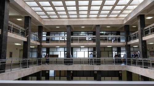 Θεσσαλονίκη:  22χρονος έπεισε ηλικιωμένη να... ξεθάψει 100.000 ευρώ από την αυλή της