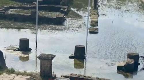 Εικόνες εγκατάλειψης στον αρχαιολογικό χώρο της Ήλιδας: Σακούλες σκουπιδιών με νερό στη μέση της αίθουσας