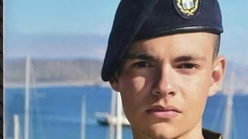 Συγκινεί ο πατέρας του 19χρονου ΕΠΟΠ που σκοτώθηκε από χειροβομβίδα στη Ρόδο: "Ραφαήλ ήρθαμε όμως εσύ έλειπες... γιατί;"