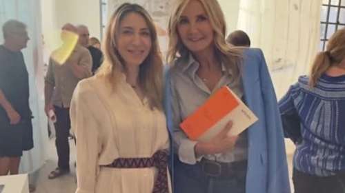 Η Μαρέβα Μητσοτάκη σε εγκαίνια έκθεσης Τέχνης στο Καπνεργοστάσιο