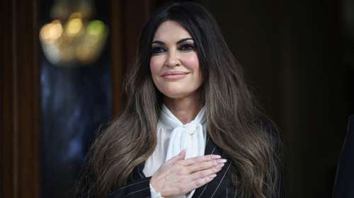 Κίμπερλι Γκίλφοϊλ: Απαστράπτουσα στο χριστουγεννιάτικο δείπνο της "ΕΛΠΙΔΑΣ"
