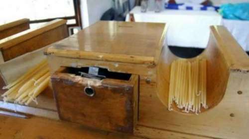 Αναψαν τα αίματα σε εκκλησία στην Καλλιθέα: Ιερέας πιάστηκε στα χέρια με πιστό επειδή άφησε σοκολατάκι στο παγκάρι
