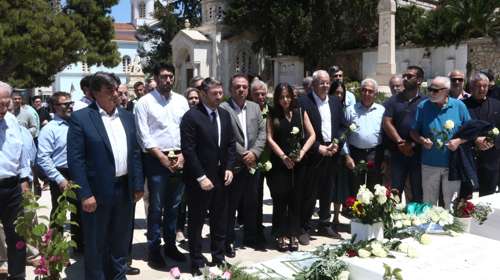 ΠΑΣΟΚ: Πολιτικό μνημόσυνο στο Α΄ Νεκροταφείο στη μνήμη του Ανδρέα Παπανδρέου - Ποια στελέχη έδωσαν το παρών