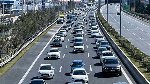Καραμπόλα στην Αττική Οδό: Καθυστερήσεις άνω των 30 λεπτών στο ρεύμα προς Αεροδρόμιο