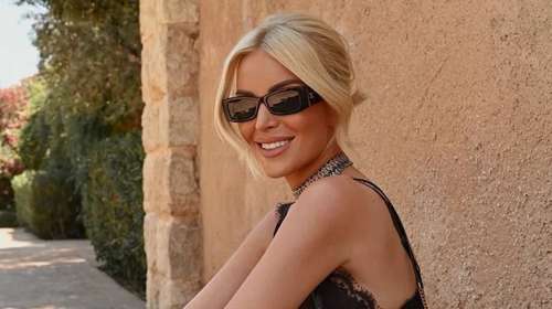 To Parisian look της Κατερίνας Καινούργιου με κόκκινο σατέν φόρεμα και κομψά πέδιλα