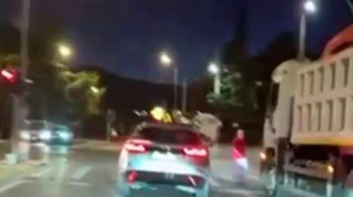 Τρόμος στη Λεωφ. Πεντέλης: 21χρονος παραβίασε κόκκινο και παραλίγο να παρασύρει πεζό [βίντεο]