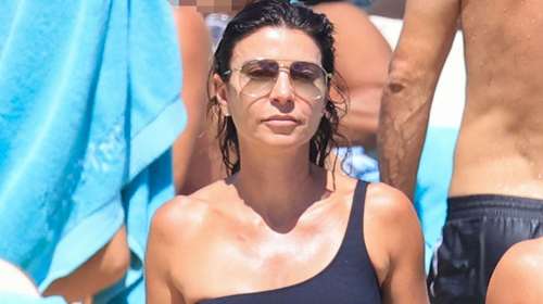 H Μαρίνα Βερνίκου με chic ολόσωμο μαγιό σε παραλία της Μυκόνου