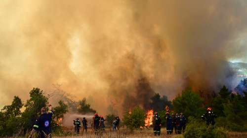 Φωτιά στη Δυτική Αττική: Δασοκομάντο είχε ατύχημα στο πύρινο μέτωπο - Επαθε κάκωση στο πόδι
