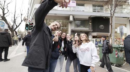 Μητσοτάκης: Η επίσκεψη στο λιμάνι της Θεσσαλονίκης και οι selfies με μαθητές
