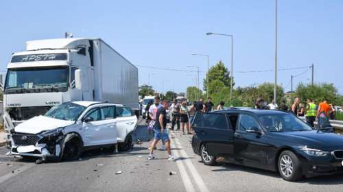 Πρέβεζα - Καραμπόλα φορτηγού με τρία ΙΧ  - Δεν είδε τον κόκκινο σηματοδότη - Οκτώ τραυματίες μεταξύ τους και παιδιά
