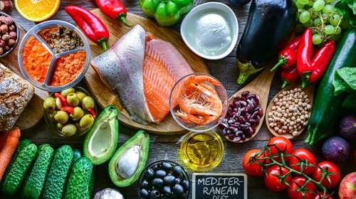 Πώς η μεσογειακή διατροφή βοηθά τους άνω των 50 στην ψυχική υγεία