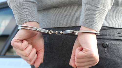 63χρονος Ρώσος πλάκωσε στο ξύλο τη γυναίκα του μέσα στο πλοίο από Σαλαμίνα για Πέραμα