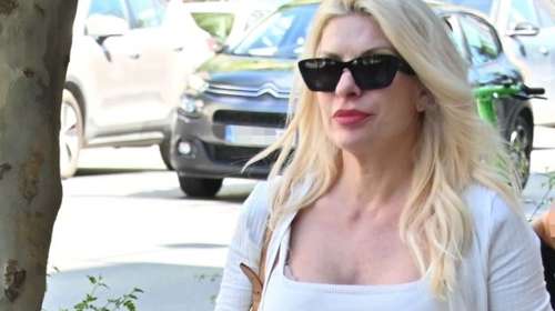 Ελένη Μενεγάκη: Βόλτα στη Βουκουρεστίου - Casual και χαμογελαστή
