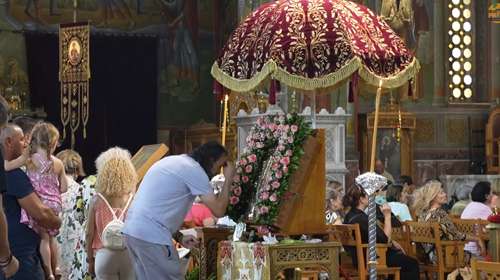 Ουρές για το προσκύνημα της εικόνας "Ακένωτον Ποτήριον" στον Άγιο Παντελεήμονα της Αχαρνών
