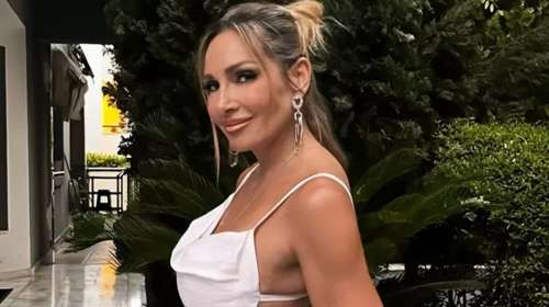 Το εξοχικό της Ελένης Πετρουλάκη στην Κρήτη: Το σαλόνι με την παραδοσιακή νησιώτικη αρχιτεκτονική και την εντυπωσιακή θέα