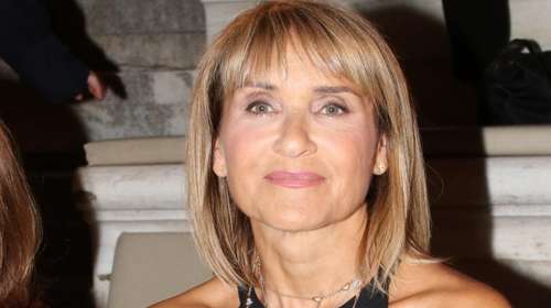 Η Μάρα Ζαχαρέα με κοστούμι από το Zara που θα φορούσε κάθε ενημερωμένη fashionista