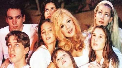 Συγκίνηση και δάκρυα: Φωτογραφία από τα παρασκήνια στην τελευταία παράσταση της Αλίκης