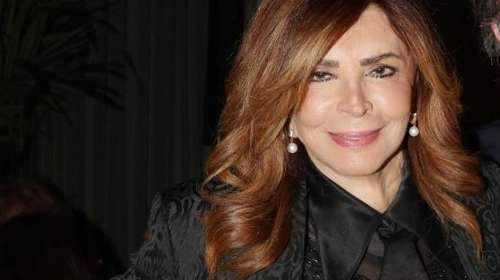 Μιμή Ντενίση: Σε κεντρικό αθηναϊκό εστιατόριο με την οικογένειά της